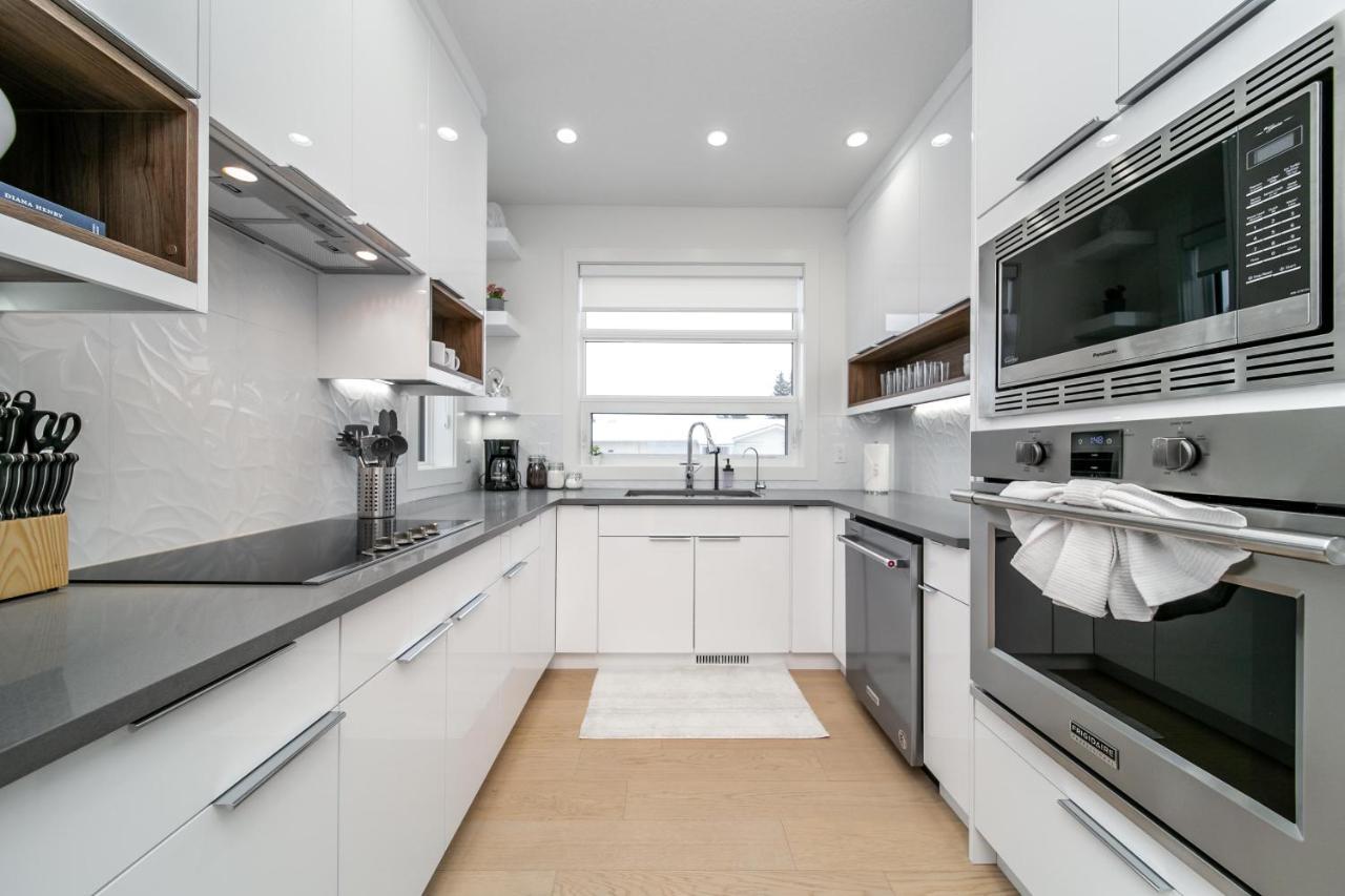 אדמונטון Bright Modern Home - King Bed - Free Parking - Fireplace - Fast Wi-Fi - Free Netflix מראה חיצוני תמונה