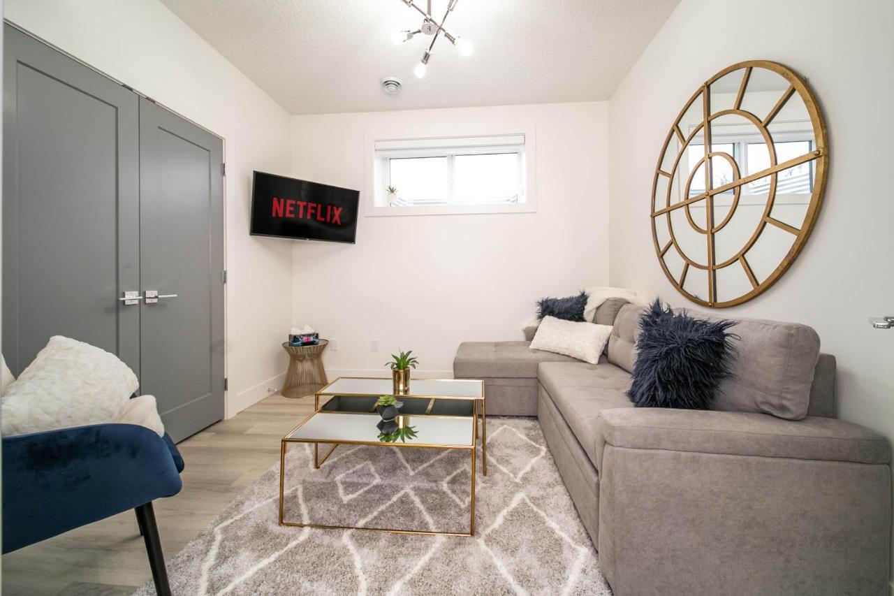 אדמונטון Bright Modern Home - King Bed - Free Parking - Fireplace - Fast Wi-Fi - Free Netflix מראה חיצוני תמונה